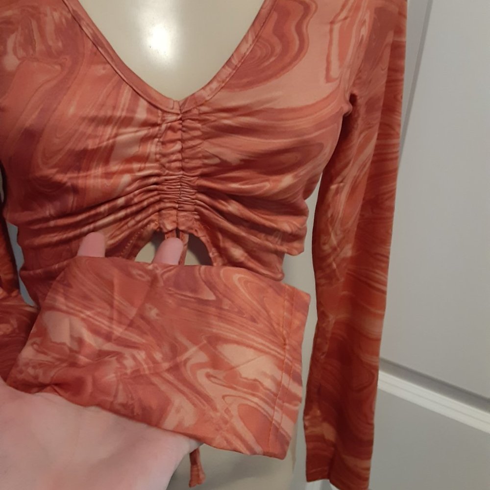 Orange Marbled Cinch Front Top Cropped - Picture 5 of 12